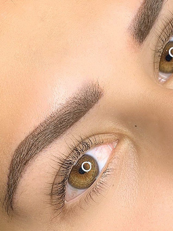 Augenbrauen nach einer PowderBrows Behandlung